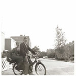 The Lucky Charms - Kees van der Meijden en Andy Keim op weg naar de repetitie juli 1964  (foto: Cees van Merriënboer)
