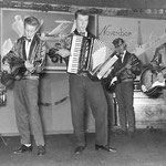 THE APACHE STARS (Vliegbasis Woensdrecht, mei 1962) vlnr: Jacques Brouwers - Ton Klaver - Rene de Jong - Bernard van Geel - Cees van de Ven