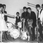   THE PACIFIC STRANGERS met zangeres MEITY HARMANUS (fotocollectie: Andrew Jaspers) 