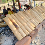 de bamboebuizen worden boven een vuur gedurende ongeveer 90 minuten geroosteren