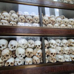 De stoepa heeft zijkanten van acrylglas en is gevuld met meer dan 5.000 menselijke schedels