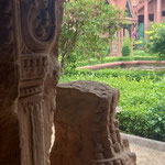 Binnenplaats met artefact uit de Khmer tijd