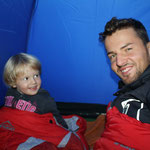 Katti's kleine Cousine Lara will mit Andy zelten. ;)