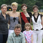 Ein Teil von Katti's Familie von ob li nach un re: Mutti Grit, me, Maddi, Jule, Paps Gunther und Mailin. :) :) :)