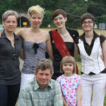 Ein Teil von Katti's Familie von ob li nach un re: Mutti Grit, me, Maddi, Jule, Paps Gunther und Mailin. :) :) :)