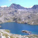 Lac d'Arrius encaissé dans les rochers au col d'Arrius 2285 m