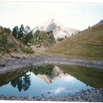 Le pic de Bastan se dédouble dans le petit lac inférieur de Bastanet 2141 m