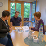 1. Besprechung: Anke Post (Stellvertretende Leitung, Kita Hombachstraße), Sebastian Renger (DZBF) und Friederike Stelzenmüller (Leitung, Kita Hombachstraße) in der Besprechung zur Diagrammdarstellung der Entwicklungsergebnisse der Kinder.