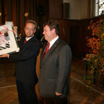 Dr.Schulte übergibt Geschenk "Der Klavierspieler" von Lude-Döring