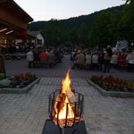 heuer vor dem Gemeindezentrum nur mehrere kleine Feuer.