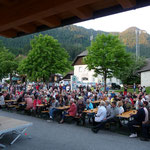 vor dem Gemeindezentrum Weißbriach