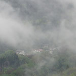 eines der Dörfer im Nebel versteckt