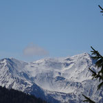 auf den Bergen liegt noch Schnee