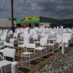 185 Stühle im Gedenken an die 185 Menschen die das Erdbeben im Feb 2011 nicht überlebt haben