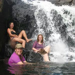 Im Wasserfall platschen am obern Pool der Edith Falls