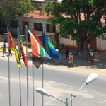 die Flaggen vor dem Hotel