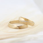 "Daisy" - Eheringe Gelbgold 750, Damenring mit Diamantbesatz 2590.- / Herrenring 2450.-
