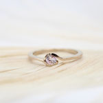 "Violetta" - Verlobungsring Sandgold 750 mit Saphir, 1015.-