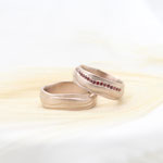 "Sunrise" - Eheringe Champagner-Gold 750, Damenring mit roten Saphiren 4680.- / Herrenring 3750.-