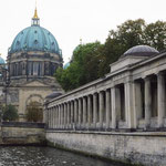 Kolonnaden an der Alten Nationalgalerie, dahinter Berliner Dom