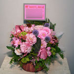 ピンク（Pink）のフラワーアレンジメント。東京都23区送料無料。目黒区からお届け。