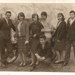 Año 1965 Jóvenes en la "Plaza" del centro de la ciudad.