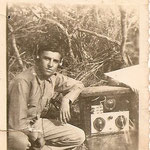 Año 1935 Nuestro héroe; el Teniente Picco en el fortín Ingavi con su equipo de radiocomunicación.