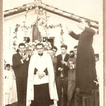 Año 1966 Proseción frente a la antigua capilla Virgen del carmen. El que está encima de la silla es el padre Manuel Alarcón.