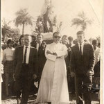 Año 1969 Proseción con el padre Verdún. El señor de bigotes es el comisario Agapito Cristaldo.