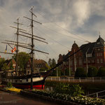 Museumsschiff und Rathaus. - Papenburg