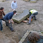 Une technique ancienne : faire rouler un bloc de granit sur des cylindres en fer pour les déplacer !