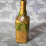 Dekorierte Glasflaschen als Deko oder Vase zu verwenden.