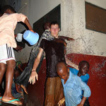 FCP-Geburtstags-Tradition: Das Geburtstagskind wird mit Schlammwasser übergossen