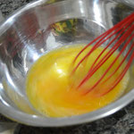 Bata os ovos para empanar as berinjelas
