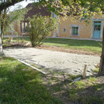 Aménagement d'une petite terrasse d'été sous les arbres (photo)