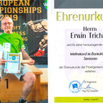 Ehrenurkunde beim Bierfest vom Bürgermeister überreicht