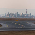 Piste, dahinter Raffinerie Schwechat