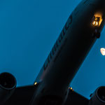 Mond mit Passagiermaschine