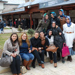Studentinnen im Hof der Schau- Moschee