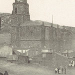 Fachadas Oeste y Sur de la parroquia hacia 1921. En la torre se observa una arcada cegada en la zona Oeste y el reloj de cuatro esferas en la base de la cúpula, en la que aún no estaba el Sagrado Corazón de Jesús.