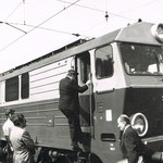 SU46-018 w peronach stacji J.Góra z poc. Frankfurt M.-Warszawa, 31.08.1985, fotografia z „Kronika MD J. Góra od roku 1982”