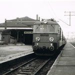 ET21-233 przy pociągu osobowym do Rawicza- Węgliniec ok 1991, ze zb. K.Krysiaka