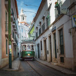 Enge Gasse in der Altstadt von Lissabon (Lisboa, Portugal)