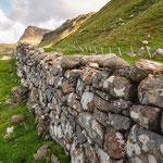 Steinwall in der Talisker Bay (Isle of Skye, Schottland)