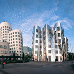 Gehrybauten, vor der Show (Düsseldorf, Medienhafen)
