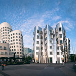 Gehrybauten, vor der Show (Düsseldorf, Medienhafen)