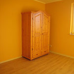 20110306 - oranges Kinderzimmer - der erste Schrank ist da!