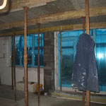 03.11.2010 - Terassentür, WZ-Fenster und Kamin sind eingebaut
