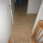 20.02.2011 - Blick von der Treppe auf Flur und Wohnzimmer