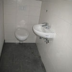 13.01.2011 - Gäste-Bad im Erdgeschoß, hier fehlt nur noch das Wasserrohr am Waschbecken